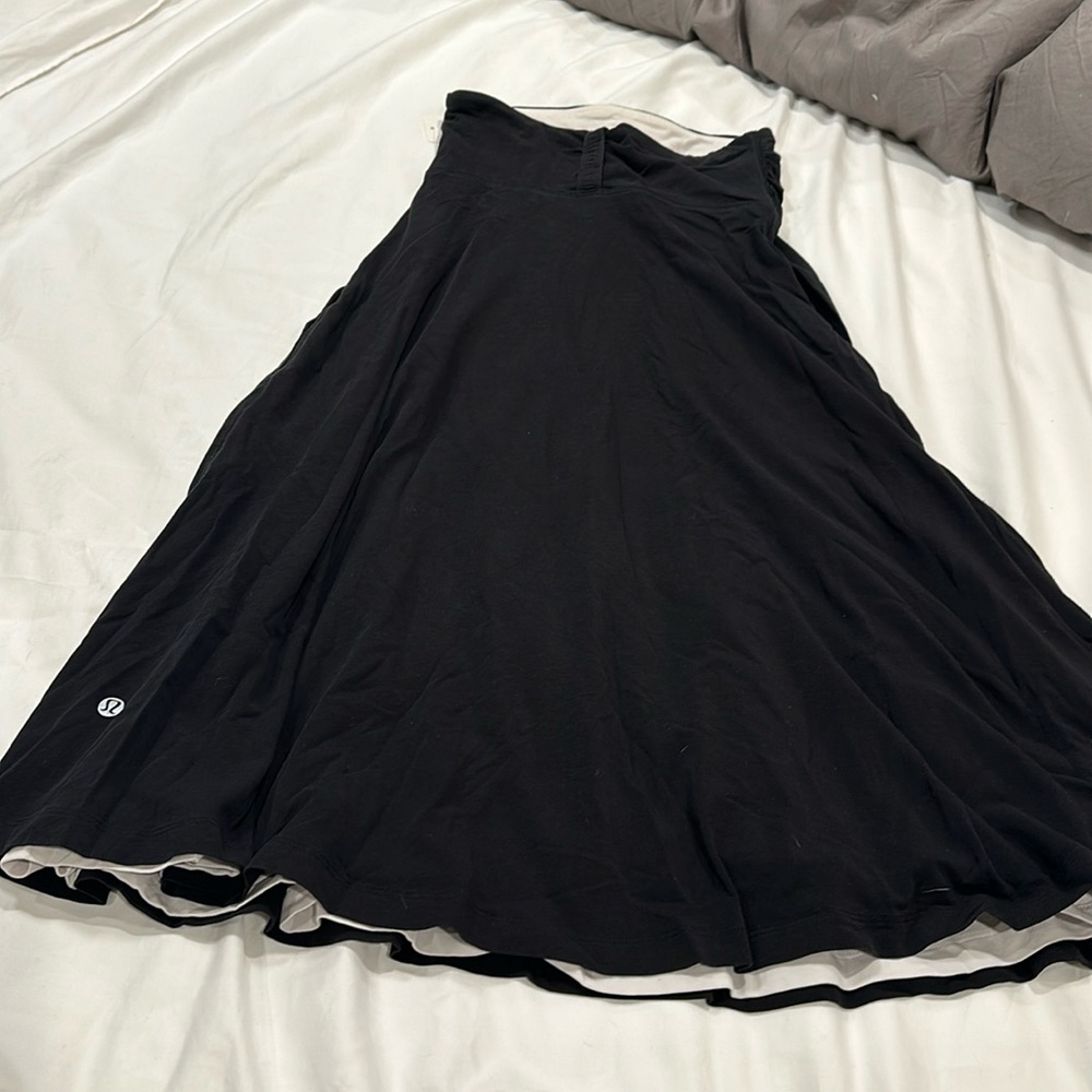 Could use condition Lululemon reversible, knee-high skirt, black/white